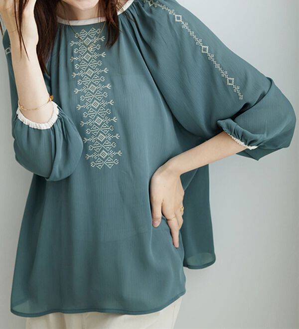 BELLUNA（ベルーナ）の「シフォン素材刺しゅうデザインブラウス（ブラウス）」｜詳細画像