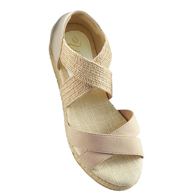 BELLUNA（ベルーナ）の「＜Ｓｏｉｔｔｏ　Ｍｅ＞クッション中敷フィットサンダル（サンダル・ミュール）」｜アイボリー