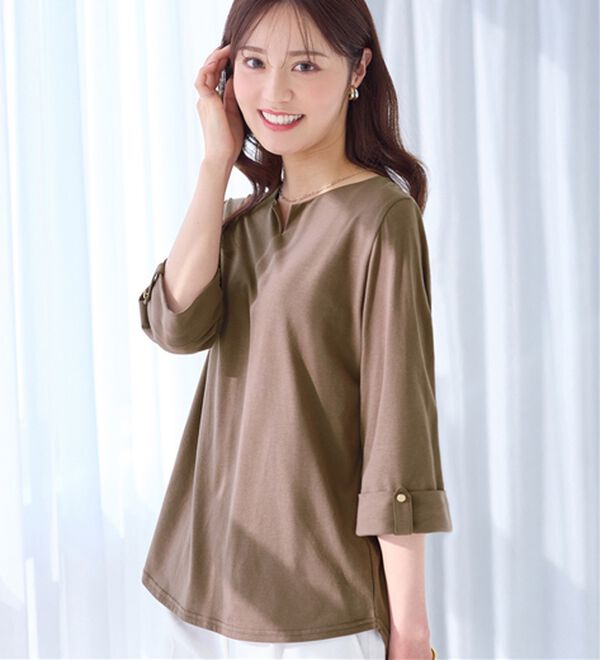 alotta（アロッタ）の「７分袖金ボタンデザイントップス（カットソー）」｜ライトブラウン