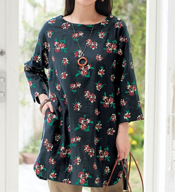 BELLUNA（ベルーナ）の「風が通り抜けるダブルガーゼプリントチュニック（チュニック）」｜チャコールブーケ柄