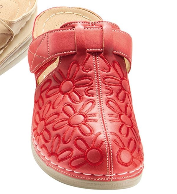 BELLUNA（ベルーナ）の「刺しゅうデザイン柔らかソールミュール（サンダル・ミュール）」｜レッド