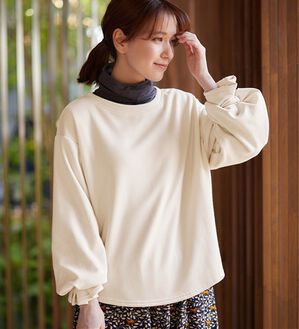 Viola e Viola（ヴィオラ エ ヴィオラ）の「裏ファー袖タックプルオーバー（カットソー）」｜エクリュ