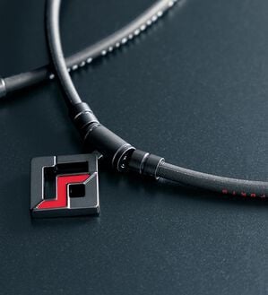 「＜コラントッテ＞ＳＰＯＲＴＳ　ＰＲＯ　マグチタンネックレス（メンズスポーツ用品）」｜ブラックチタン&times;レッド
