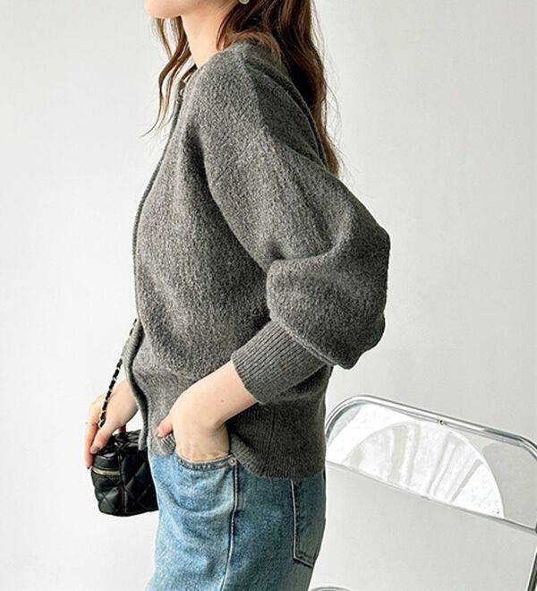 GeeRA（ジーラ）の「ゴールドボタン表面感クルーネックカーディガン（ニットカーディガン）」｜詳細画像