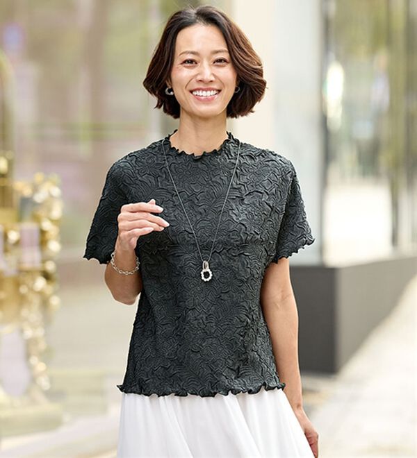 BELLUNA（ベルーナ）の「伸びやかで上品花柄プリーツプルオーバー（カットソー）」｜ブラック