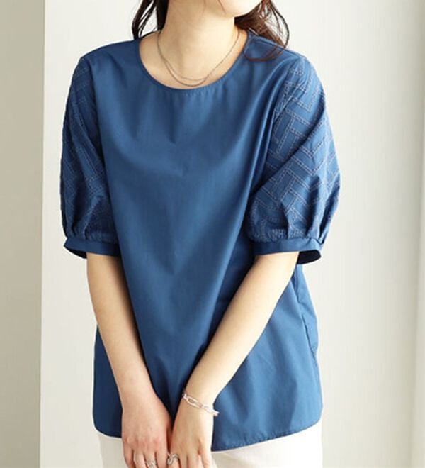 BELLUNA（ベルーナ）の「袖刺しゅう切替デザインブラウス（ブラウス）」｜ブルー