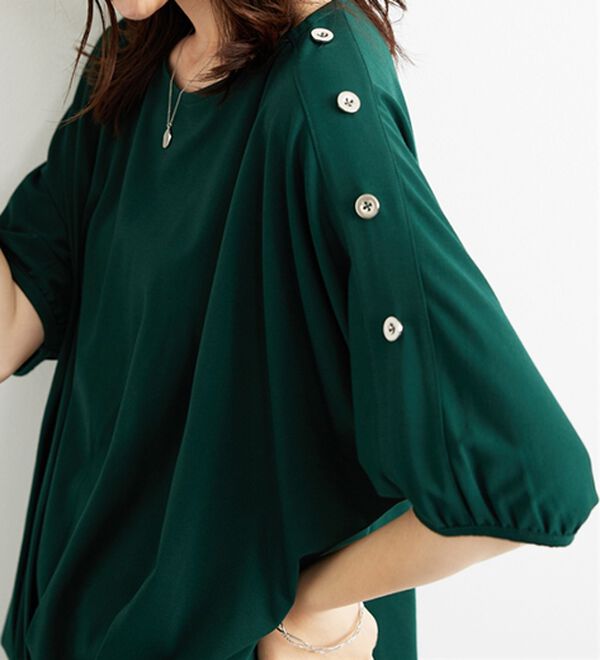 BELLUNA（ベルーナ）の「肩ボタンデザイン裾タックプルオーバー（カットソー）」｜詳細画像