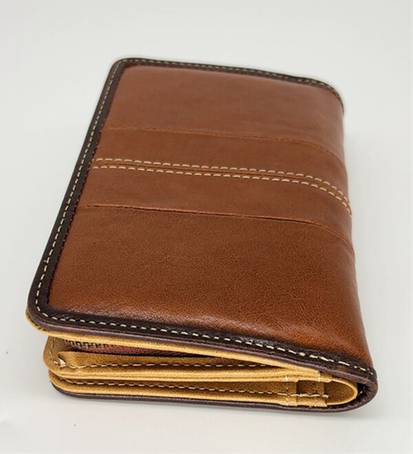 「＜ハッシュパピー＞ステッチがお洒落な縦型二つ折り財布（メンズ財布・パスケース）」｜詳細画像