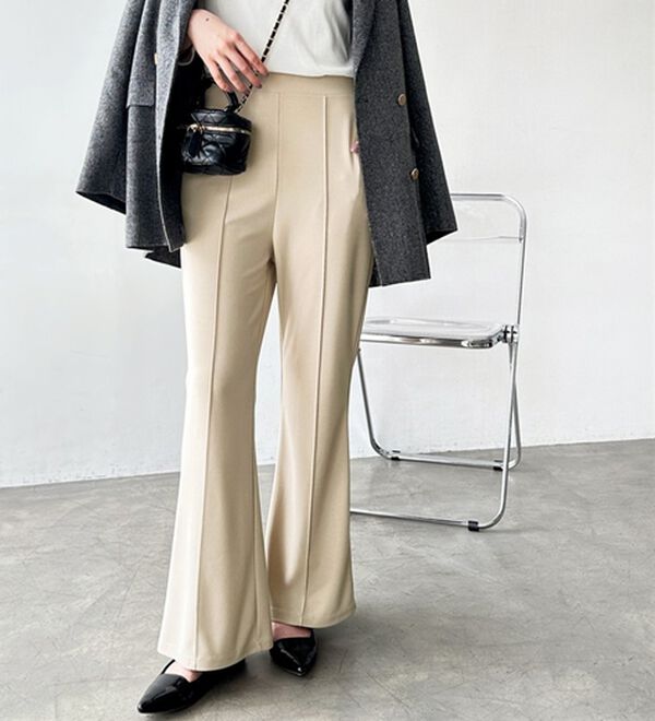 GeeRA（ジーラ）の「センターラインセミフレアカットパンツ（フルレングスパンツ）」｜詳細画像