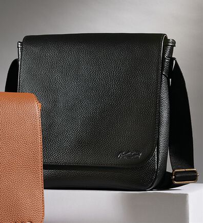 「＜クロコダイル＞レザーフラップショルダー（メンズショルダーバッグ）」