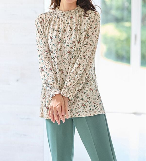 BELLUNA（ベルーナ）の「春に映えるプリントブラウス（アンサンブル）」｜詳細画像