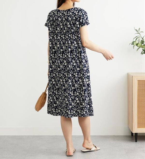 BELLUNA（ベルーナ）の「レーヨン素材タックデザインワンピース（その他ワンピース）」｜詳細画像