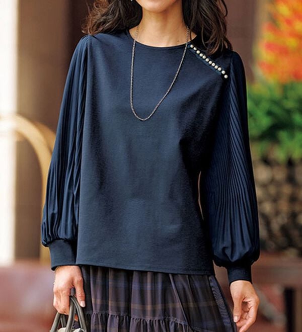 BELLUNA（ベルーナ）の「パール釦使い袖プリーツプルオーバー（カットソー）」｜ネイビー