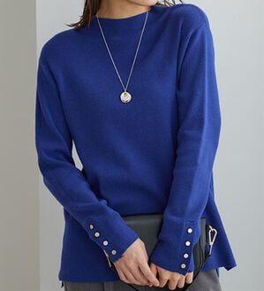 BELLUNA（ベルーナ）の「もちもち袖ボタンニットプルオーバー（ニット・セーター）」｜ブルー
