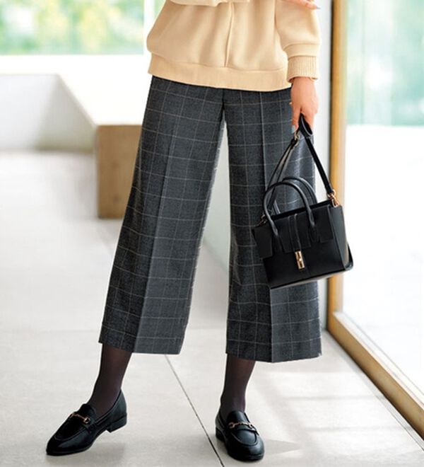 BELLUNA（ベルーナ）の「サマ見え（スーパーウォーム）ウール調センタープレスクロップドパンツ（クロップドパンツ）」｜チャコール系チェック