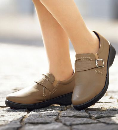 BELLUNA（ベルーナ）の「５Ｅベルトデザイン幅広シューズ（フラットシューズ）」