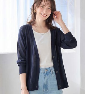 Viola e Viola（ヴィオラ エ ヴィオラ）の「【ＵＶカット】さらっと軽いＶネックサマーニットカーディガン（ニットカーディガン）」｜ネイビー