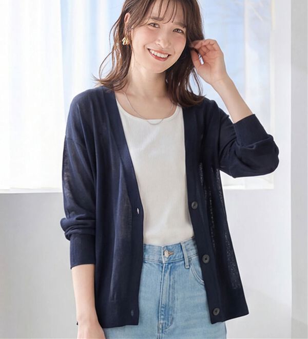 Viola e Viola（ヴィオラ エ ヴィオラ）の「【ＵＶカット】さらっと軽いＶネックサマーニットカーディガン（ニットカーディガン）」｜ネイビー