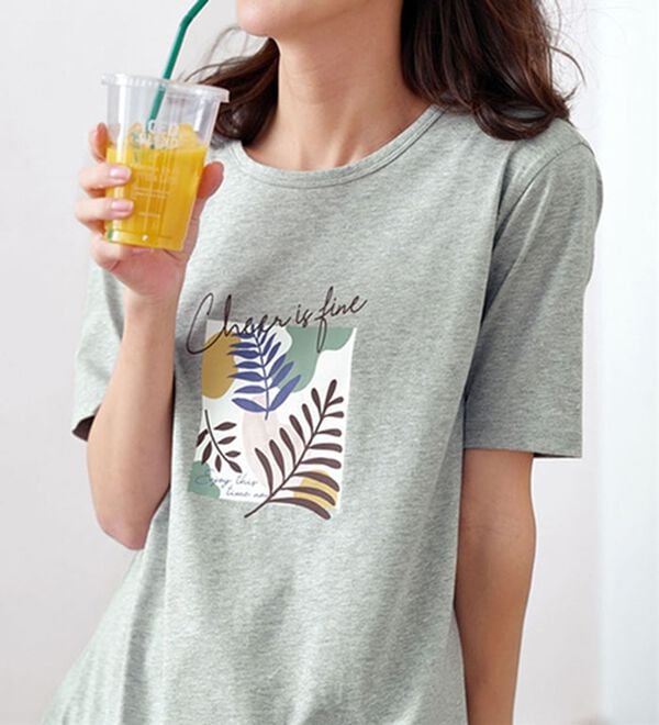 BELLUNA（ベルーナ）の「綿１００％プリントＴシャツ（Tシャツ）」｜杢グレー・ボタニカル