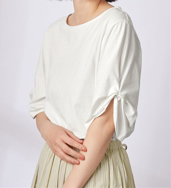 Viola e Viola（ヴィオラ エ ヴィオラ）の「綿１００％袖タックＴシャツ（Tシャツ）」｜オフホワイト