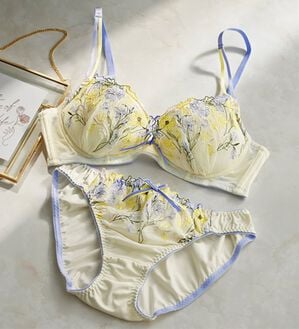 YU'NOW（ユナウ）の「ぷるるん谷間のノンワイヤーブラ＆ショーツ（ブラジャー＆ショーツセット）」｜アイボリー花束レース