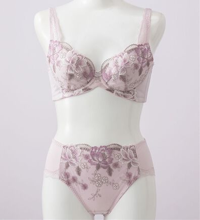 LAVIENNE（ラヴィエンヌ）の「美背中シルエットブラ＆ショーツ（ブラジャー＆ショーツセット）」