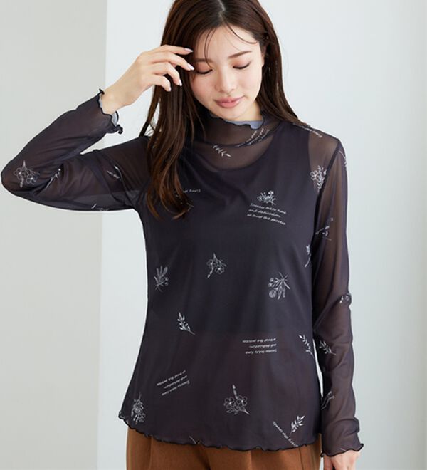 BELLUNA（ベルーナ）の「【重ね着インナー】シアー素材ハイネックインナープルオーバー（カットソー）」｜ブラック英字柄