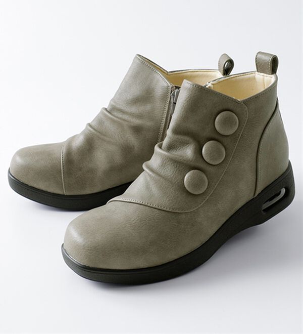 BELLUNA（ベルーナ）の「５Ｅくるみボタンエアショートブーツ（ブーツ）」｜グレー