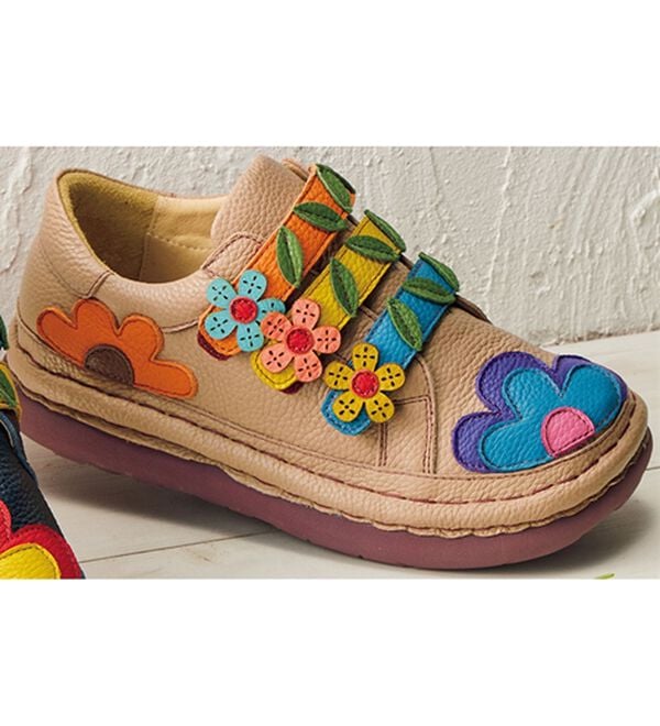 BELLUNA（ベルーナ）の「＜エスタシオン＞幅広牛革フラワーシューズ（フラットシューズ）」｜ベージュ