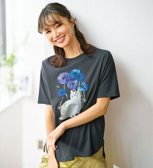 BELLUNA（ベルーナ）の「アーティストコラボねこプリントＴシャツ（カットソー）」｜チャコール