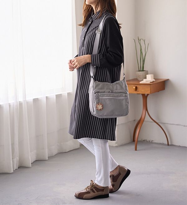 BELLUNA（ベルーナ）の「拡張機能付多収納ショルダー（ショルダーバッグ）」｜詳細画像