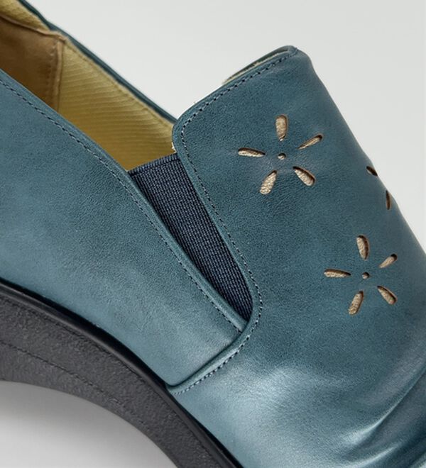 BELLUNA（ベルーナ）の「５Ｅシャーリング使いカットワークシューズ（スリッポン）」｜詳細画像