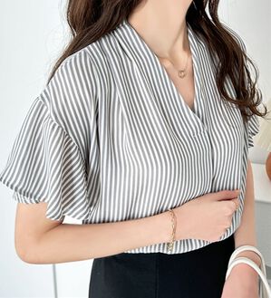 GeeRA（ジーラ）の「サラサラ涼しい！着やせも叶うフレアー袖ブラウス（ブラウス）」｜モノトーンストライプ