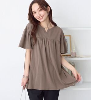 Viola e Viola（ヴィオラ エ ヴィオラ）の「軽やか綿混カットソーキーネックチュニック（チュニック）」｜ライトブラウン