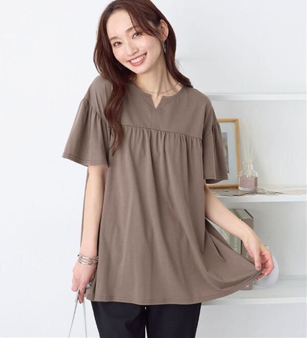 Viola e Viola（ヴィオラ エ ヴィオラ）の「軽やか綿混カットソーキーネックチュニック（チュニック）」｜ライトブラウン