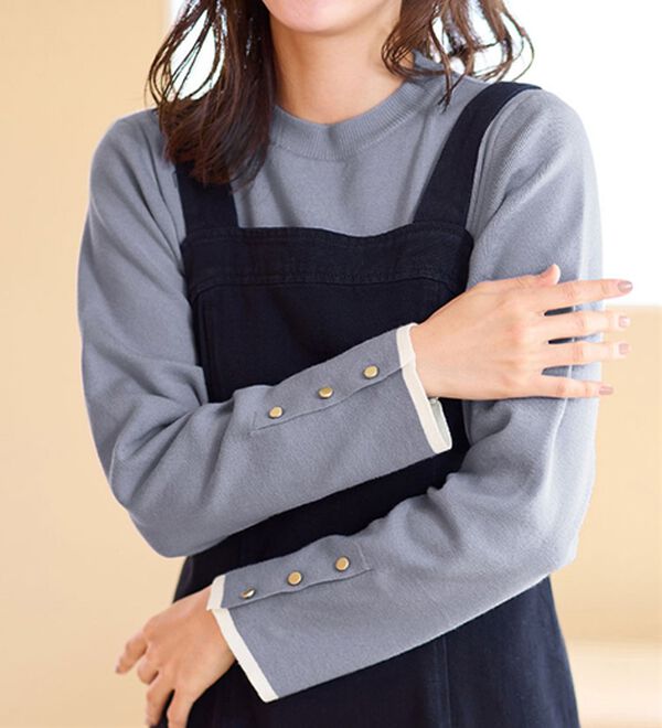 alotta（アロッタ）の「洗える！もっちりタッチバイカラー袖金ボタンニット（ニット・セーター）」｜ライトブルー