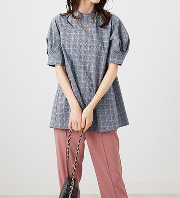 BELLUNA（ベルーナ）の「サッカー素材後ろボタンデザインブラウス（ブラウス）」｜詳細画像