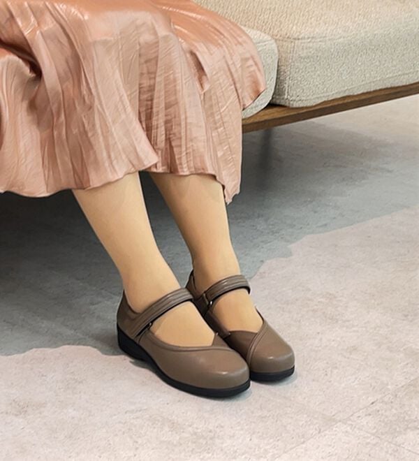 BELLUNA（ベルーナ）の「５Ｅ幅広外反母趾対応の甲ベルトシューズ（パンプス）」｜詳細画像