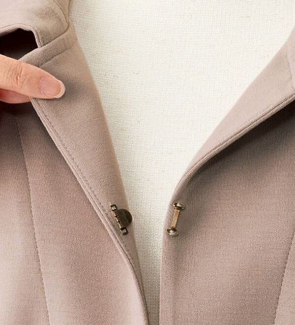 BELLUNA（ベルーナ）の「柔らかとろみ素材裾ボタンロングジレ（ジレ）」｜詳細画像