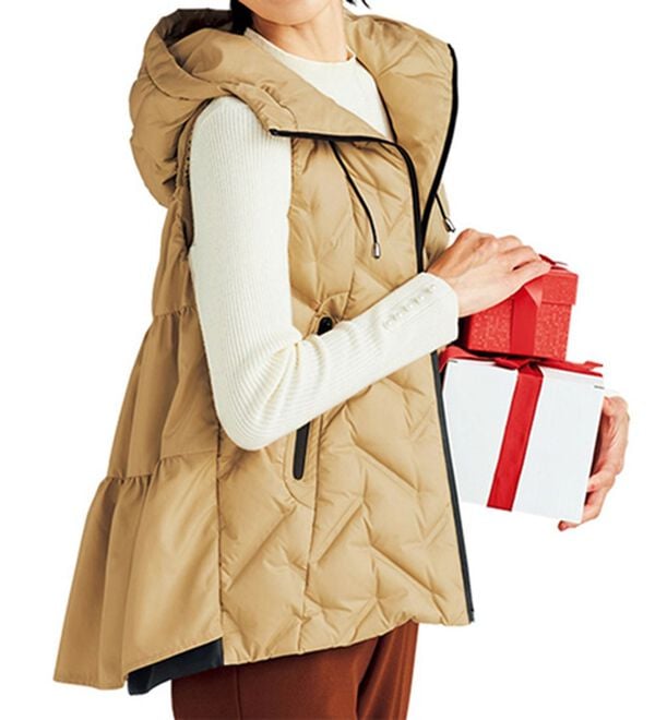 BELLUNA（ベルーナ）の「シームレスダウンデザインベスト（ベスト）」｜ベージュ