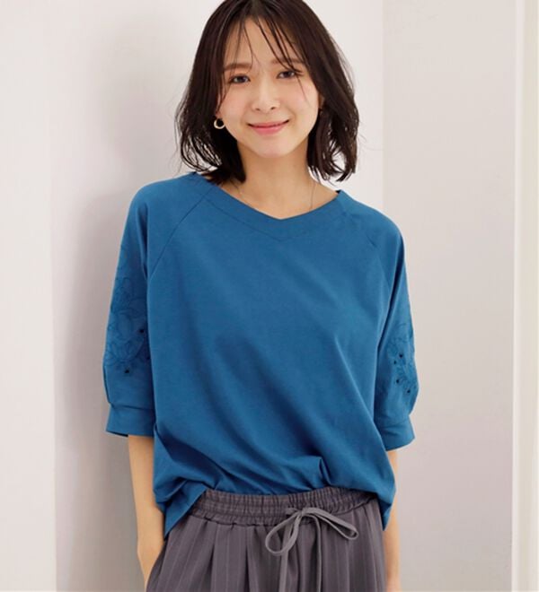 BELLUNA（ベルーナ）の「袖刺しゅうデザインＶネックプルオーバー（カットソー）」｜詳細画像