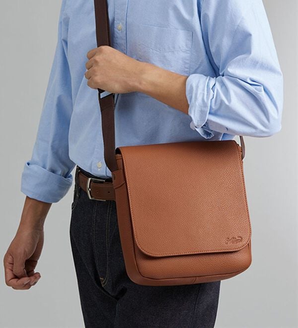 「＜クロコダイル＞レザーフラップショルダー（メンズショルダーバッグ）」｜詳細画像