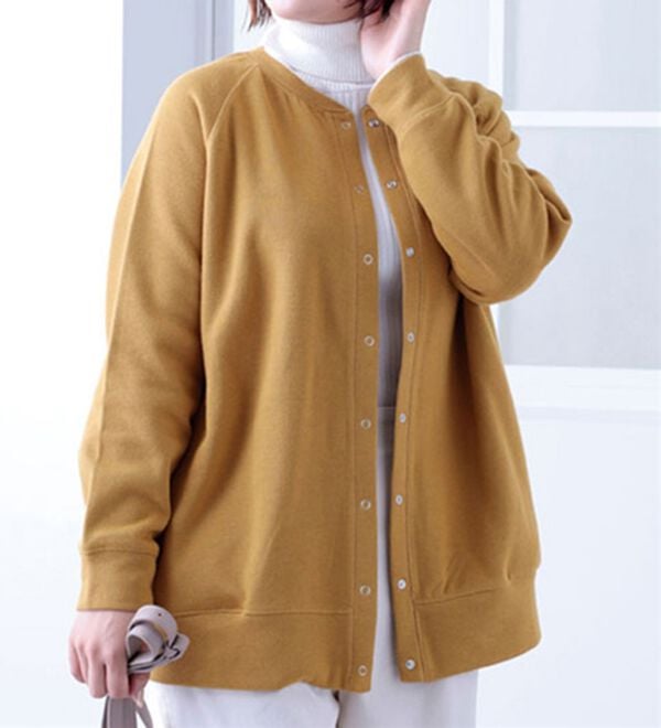 BELLUNA（ベルーナ）の「ボタンデザインクルーネックカーディガン（ニットカーディガン）」｜イエロー