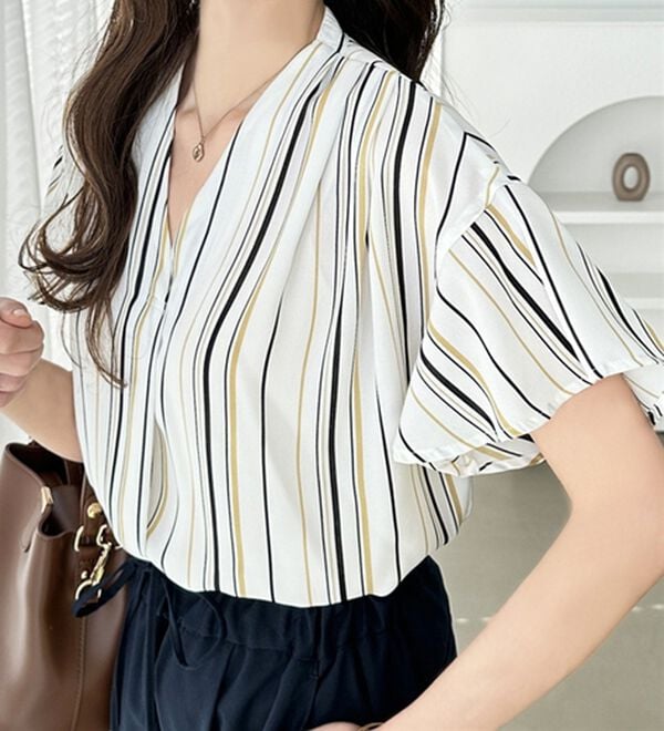 GeeRA（ジーラ）の「【再入荷】サラサラ涼しい！着やせも叶うフレアー袖ブラウス（ブラウス）」｜ベージュ系ストライプ