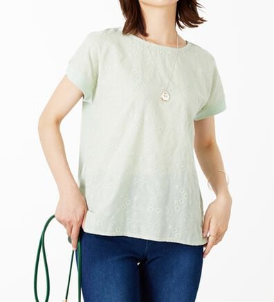 BELLUNA（ベルーナ）の「刺しゅうレース切替プルオーバー（カットソー）」