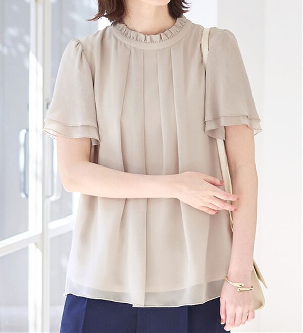 Viola e Viola（ヴィオラ エ ヴィオラ）の「フリル衿シフォンタックブラウス【半袖】（ブラウス）」｜詳細画像