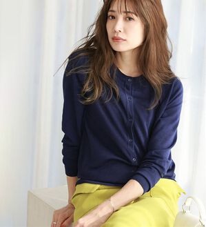 Pierrot（ピエロ）の「【洗濯機で洗える】丈・ネックが選べるシルクタッチニットカーディガン（ニットカーディガン）」｜ネイビー