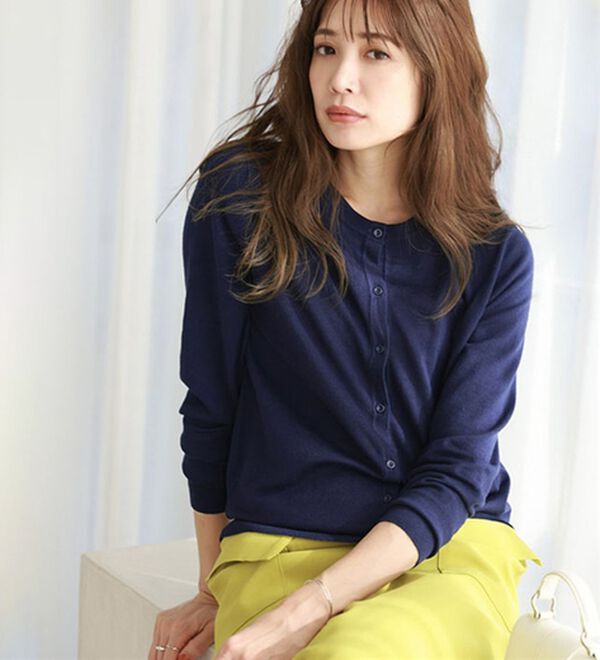 Pierrot（ピエロ）の「【洗濯機で洗える】丈・ネックが選べるシルクタッチニットカーディガン（ニットカーディガン）」｜ネイビー