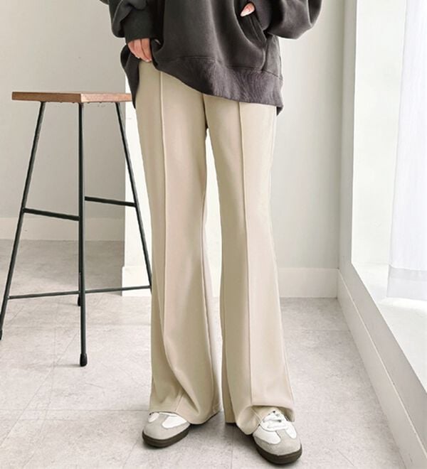 GeeRA（ジーラ）の「センターラインセミフレアカットパンツ（フルレングスパンツ）」｜詳細画像