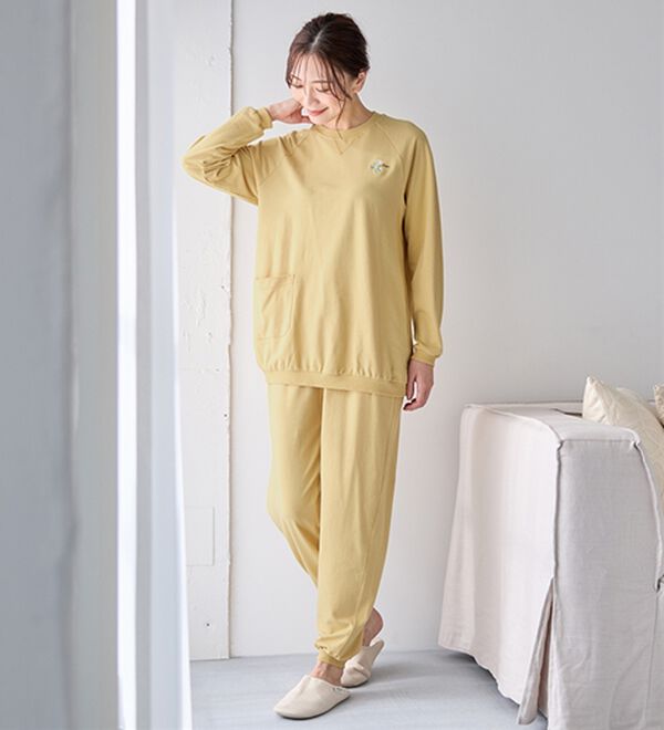 LAVIENNE（ラヴィエンヌ）の「綿１００％ゆったり刺しゅうスウェットパジャマ（パジャマ・ルームウェア）」｜マスタード
